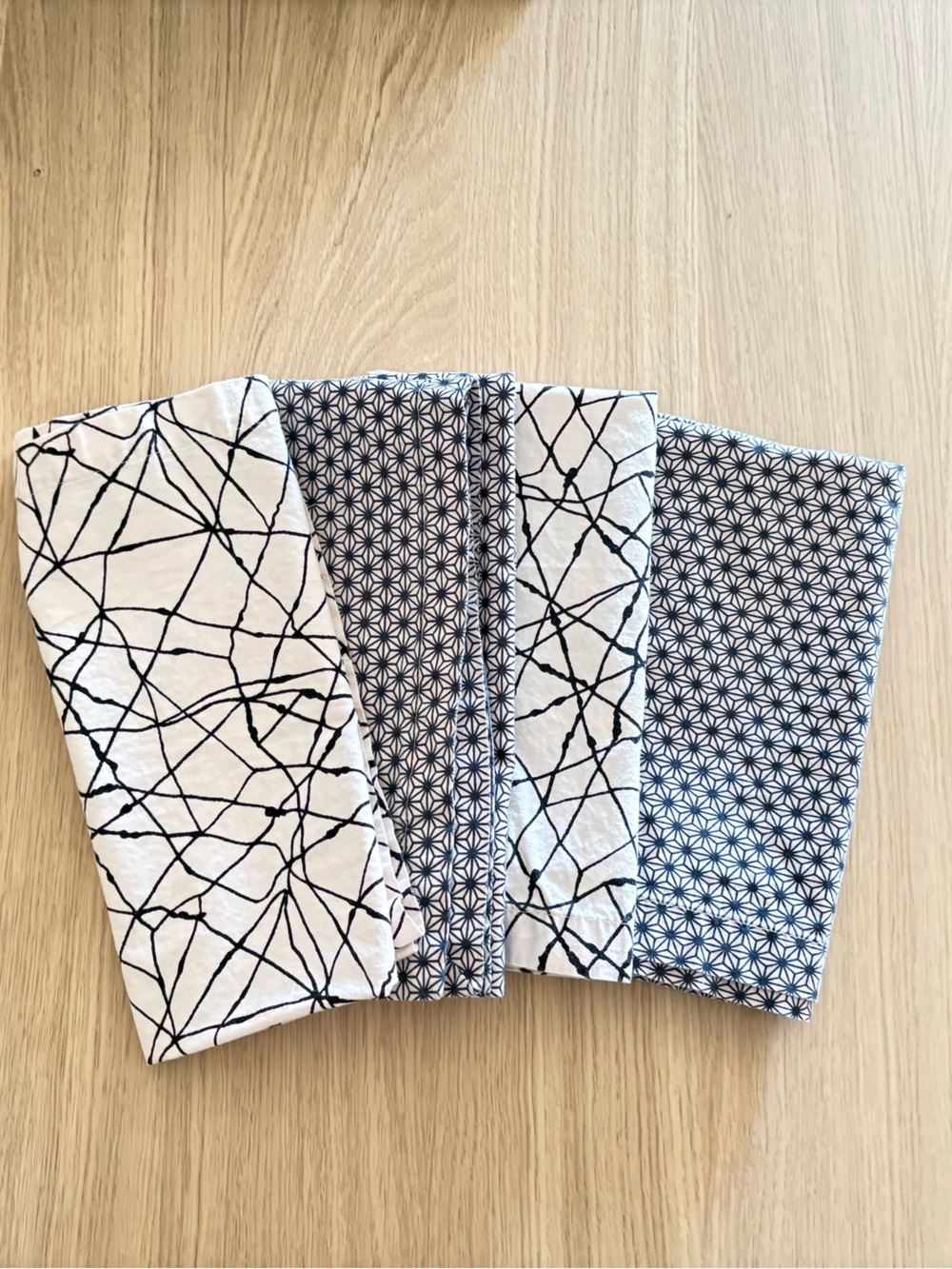 Crate & Barrel Vintage Akira Cloth Napkins Geometric Color Set of 4 Cream Black